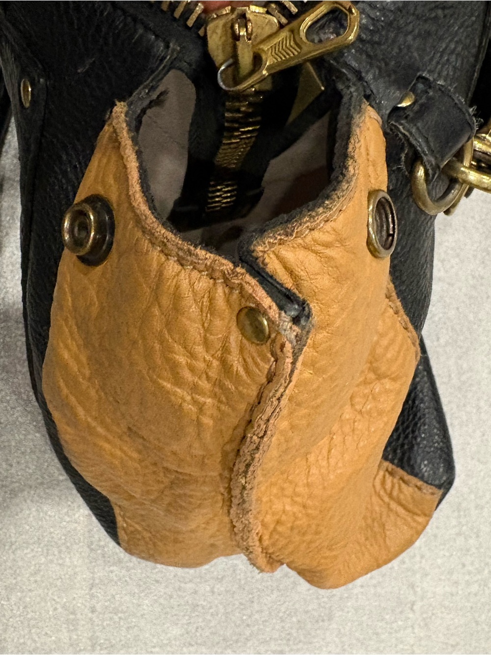 VTG Roots Leather Two-Tone Leather Black and Tan Shoulder Hand Bag - Picture 7 of 9